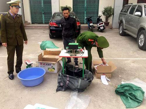 Lực lượng chức năng tạm giữ Thành (giữa) cùng tang vật liên quan sản xuất mì chính giả.