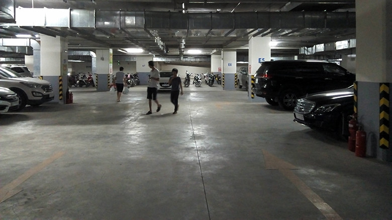 Hầm gửi xe dưới tòa nhà Thảo Ðiền Pearl.