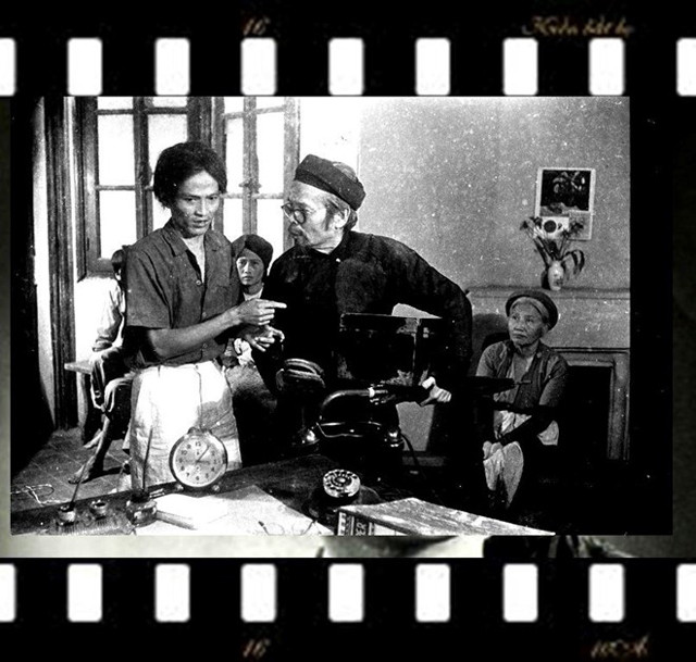 Giáo sư Hà Văn Cầu (người đứng bên phải) trong bộ phim truyền hình Số Đỏ dựa theo tiểu thuyết của nhà văn Vũ Trọng Phụng.