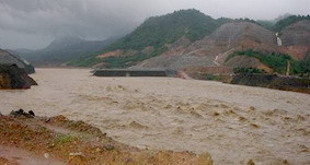 Lũ tràn qua đập chính đập Cửa Đạt.