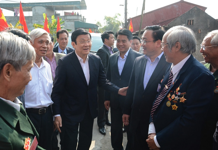 Chủ tịch nước Trương Tấn Sang với các chiến sĩ cách mạng bị địch bắt, tù đày.