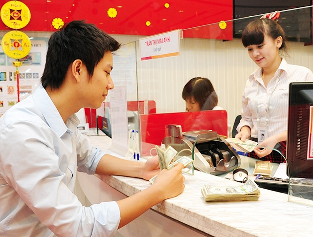 Khách hàng giao dịch tại HD Bank. Ảnh: XUÂN TOÀN