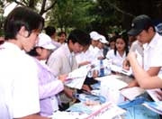 Thí sinh Quảng Trị tìm hiểu<br>thông tin tuyển sinh của<br>các trường ĐH-CĐ.