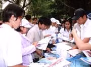 Thí sinh Quảng Trị tìm hiểu<br>thông tin tuyển sinh của<br>các trường ĐH-CĐ.