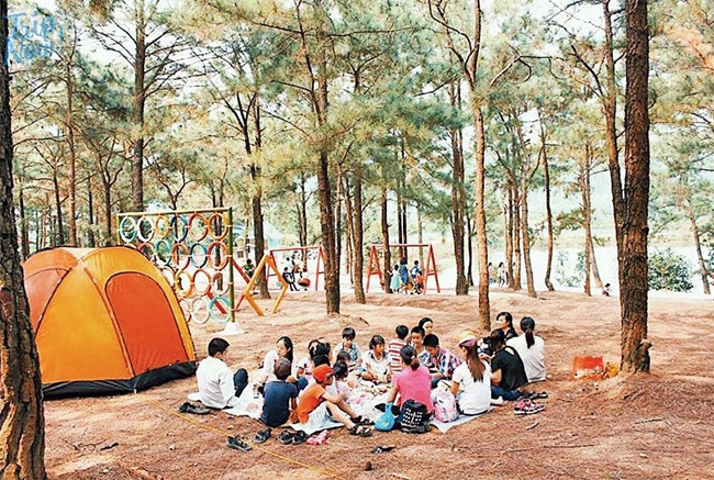 Khách du lịch cắm trại tại khu vực Vườn quốc gia Ba Vì. Ảnh: THU HẢI