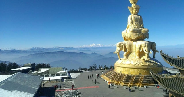 Tượng Thập Phương Phổ Hiền trên Kim Đỉnh, núi Nga Mi.