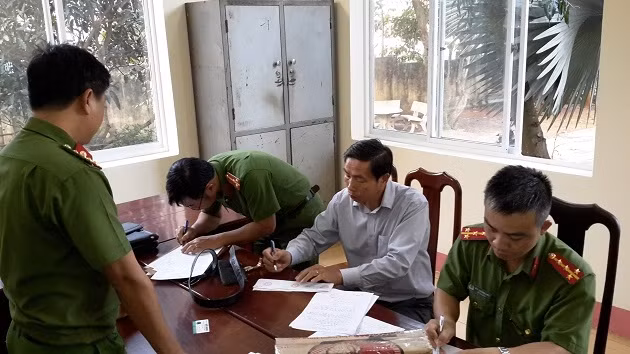 Cơ quan Cảnh sát điều tra Công an tỉnh Đác Nông đọc lệnh bắt tạm giam đối với Nguyễn Văn Dũng.