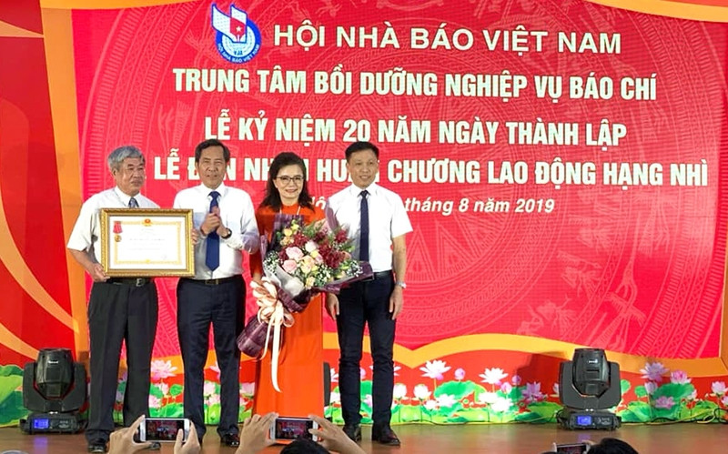 Đồng chí Thuận Hữu trao Huân chương Lao động hạng Nhì của Chủ tịch nước cho Trung tâm Bồi dưỡng nghiệp vụ báo chí (Hội Nhà báo Việt Nam). Ảnh: Trần Hùng.