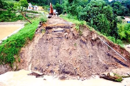 Khắc phục một số điểm sạt lở, nứt gãy trên đường 334, đoạn qua thôn Ðài Mỏ, xã Vạn Yên, huyện Vân Ðồn (Quảng Ninh).