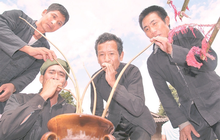 Mọi người vừa vui văn nghệ vừa uống rượu cần trong ngày Tết.