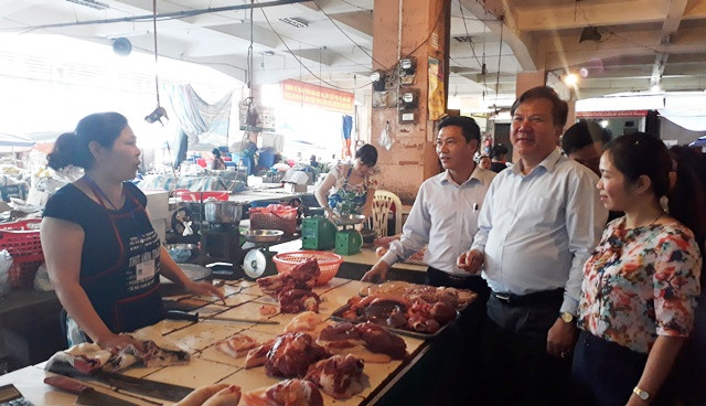 Quầy bán thịt lợn sạch nuôi bằng thảo dược thu hút người tiêu dùng.