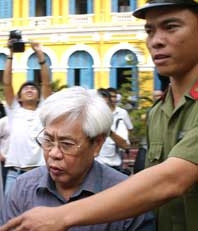 Dẫn ông Mai Văn Dâu<br>ra xe về trại giam.