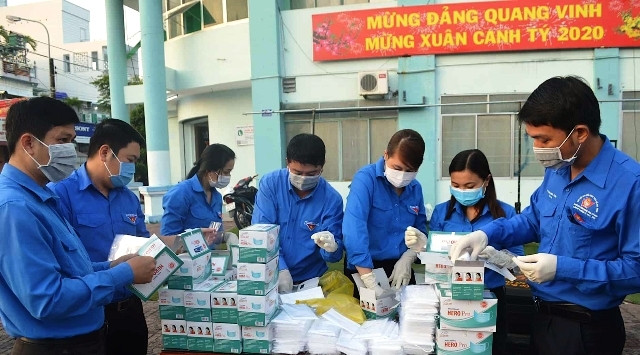Tỉnh đoàn Cà Mau vận động các đơn vị ủng hộ khẩu trang phát miễn phí cho người dân.