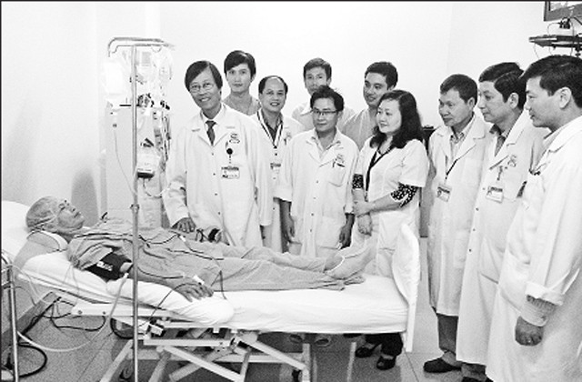 Các bác sĩ, y tá tại Bệnh viện T.Ư Huế thực hiện chữa thành công cho bệnh nhân ung thư đầu tiên của Việt Nam.