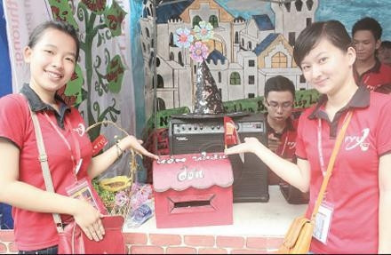 Sinh viên Trường đại học Ngoại thương trong buổi chào đón các bạn sinh viên mới.