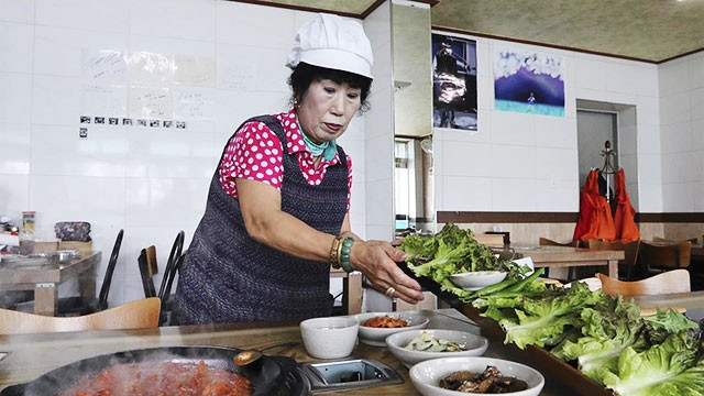 Một người cao tuổi Hàn Quốc chia sẻ video nấu ăn lên YouTube. Ảnh: AP