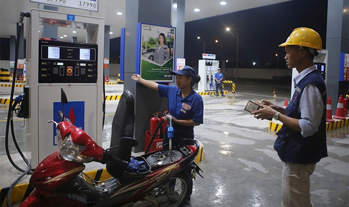 Khách hàng đổ xăng tại trạm xăng Nhật Bản - Idemitsu IQ8 (Khu công nghiệp Thăng Long, Hà Nội).Ảnh: ĐĂNG ANH