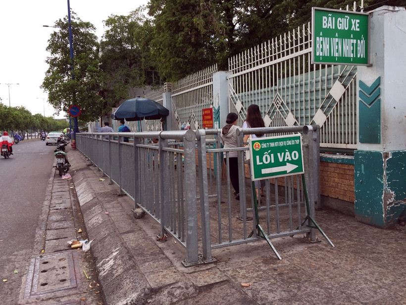  Bệnh viện Nhiệt đới, quận 5 không còn cảnh lấn chiếm vỉa hè.