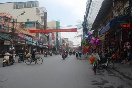 40 năm sau chiến tranh, phố Khâm Thiên bây giờ là khu phố kinh doanh sầm uất, nhộn nhịp.