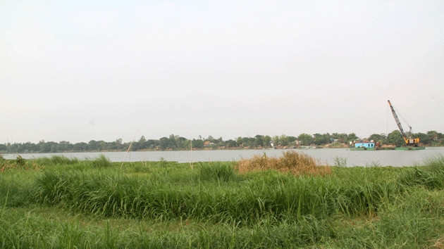 Đất bãi bồi khu vực dự án thi công.