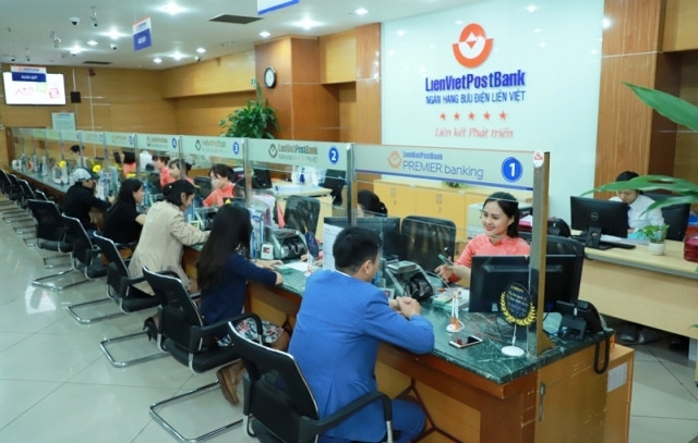 Khách hàng giao dịch tại LienVietPostBank.
