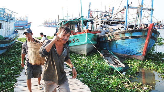 Mỗi chuyến ra khơi, lao động nghề biển phải gồng mình gánh vác nhiều nỗi lo.