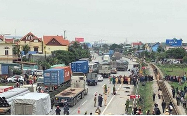 Hiện trường vụ tai nạn giao thông ở xã Kim Lương, Hải Dương.