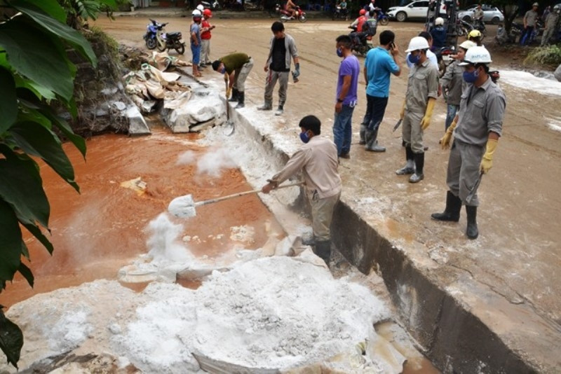 Sử dụng vôi bột để trung hòa a-xít nước thải tràn ra môi trường.