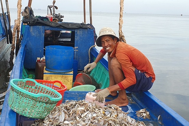 Chinh tươi cười vì chuyến biển thuận lợi.