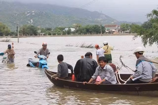 Gần 30 xã ở Bình Định bị lũ cô lập, nhiều người dân cần cứu trợ khẩn cấp