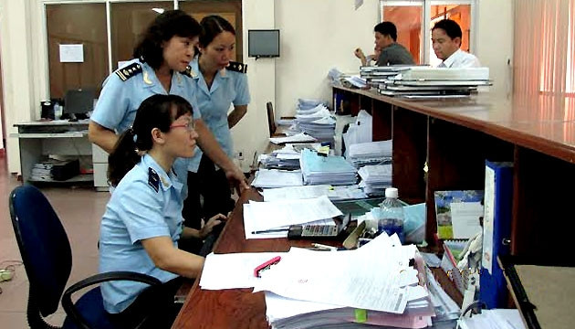 Cán bộ Chi cục Hải quan cửa khẩu Cảng - Sân bay Vũng Tàu kiểm tra Tờ khai của doanh nghiệp trên máy vi tính chạy thử hệ thống VNACCS/VCIS.