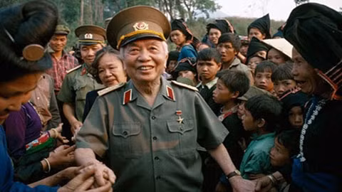 Đại tướng Võ Nguyên Giáp tại Điện Biên Phủ năm 1994