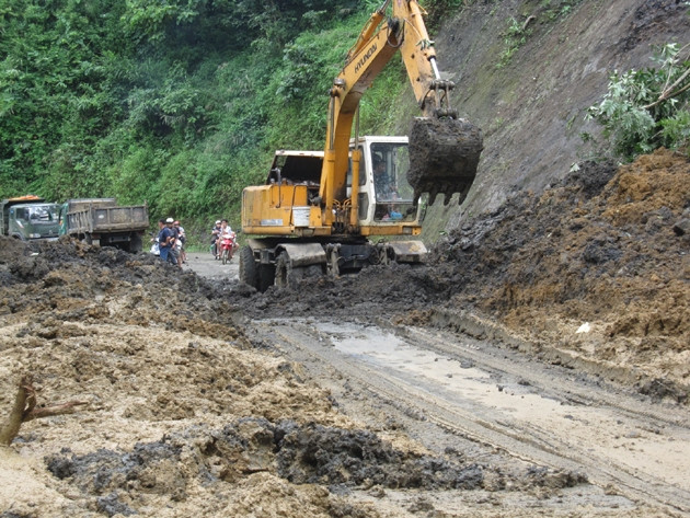Tỉnh Bắc Cạn nỗ lực khắc phục sạt lở do mữa, bão tại hơn 20 điểm trên đường 258 lên huyện Ba Bể.