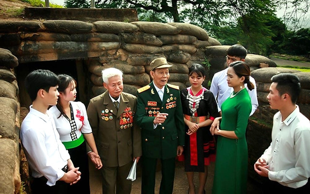 Chiến sĩ Ðiện Biên năm xưa kể chuyện truyền thống trên đồi A1.