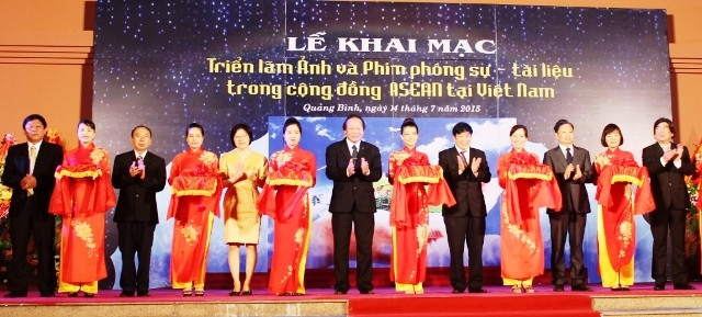 Cắt băng khai mạc triển lãm.