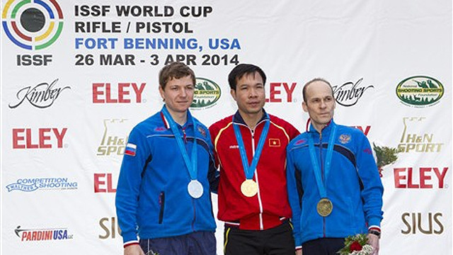 Hoàng Xuân Vinh phá kỷ lục thế giới súng ngắn nam