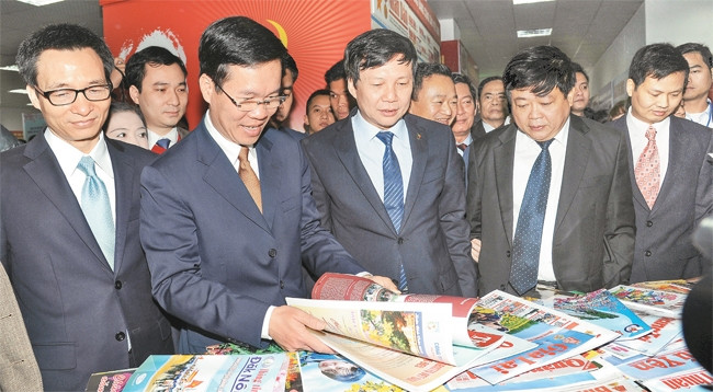 Ủy viên Bộ Chính trị, Bí thư T.Ư Đảng, Trưởng Ban Tuyên giáo Trung ương Võ Văn Thưởng và Phó Thủ tướng Vũ Đức Đam tham quan triển lãm hội báo Xuân toàn quốc 2016. Ảnh: Đức Anh