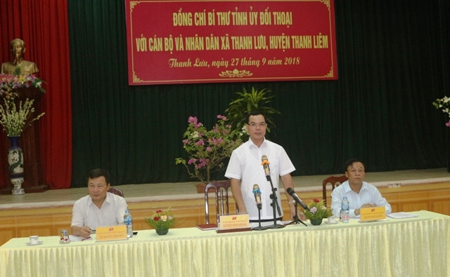 Bí thư tỉnh ủy Hà Nam Nguyễn Đình Khang đối thoại với người dân xã Thanh Lưu.