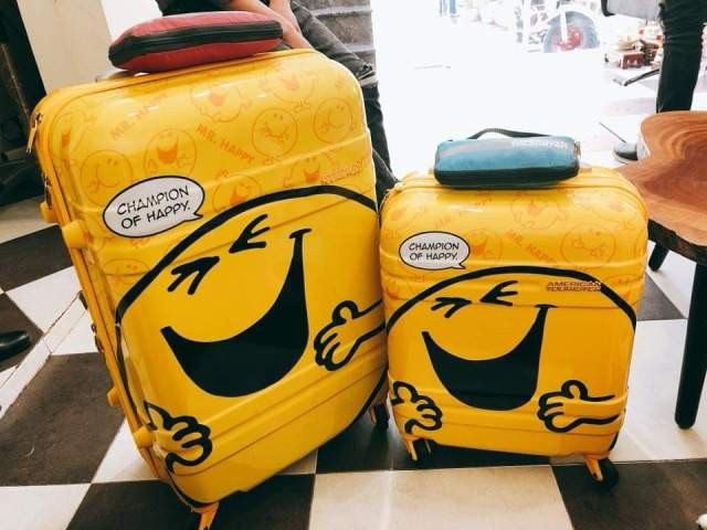 Vali kéo có bánh xe thuận tiện cho việc di chuyển.