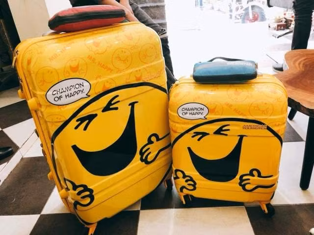 Vali kéo có bánh xe thuận tiện cho việc di chuyển.