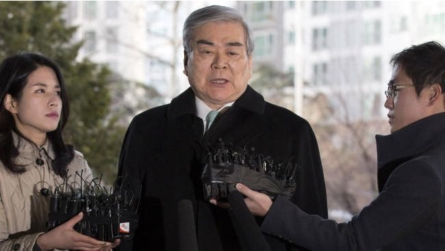 Chủ tịch Korean Air Lines, ông Cho Yang-ho trả lời phỏng vấn báo chí. Ảnh: The Korea Herald.