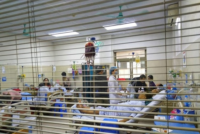 Số lượng người bệnh nhập viện điều trị sau Tết ngày càng tăng, các chế phẩm máu như khối hồng cầu, khối tiểu cầu chính là nguồn sống của họ (ảnh: Vũ Quang Hưng)