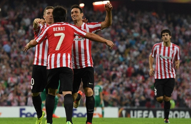 Benat (áo số 7) của Athletic Bilbao ăn mừng cùng đồng đội sau khi ghi bàn mở tỉ số trong trận tiếp đón SK Rapid Wien trên sân nhà Estadio de San Mames, Bilbao, Tây Ban Nha, rạng sáng ngày 30-9-2016. (