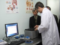 Chuyên gia Pháp đang chẩn đoán
bằng PCR tại phòng đào tạo
virus học, BV Tai Mũi Họng.