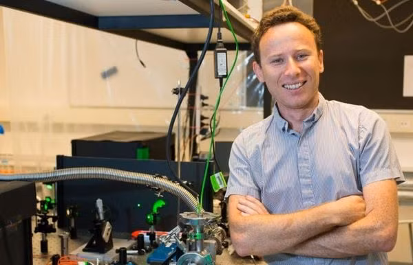 Giáo sư Igor Aharonovich (Đại học Công nghệ Sydney).