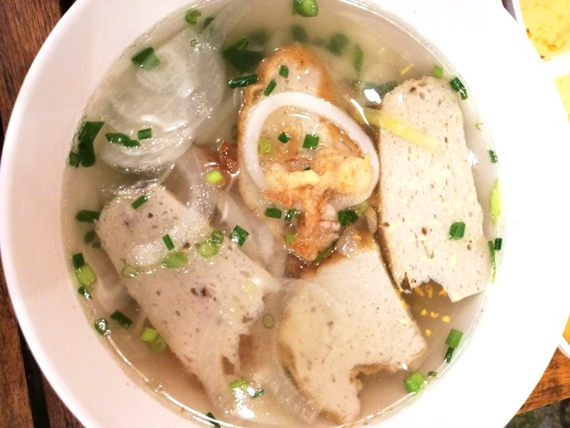 Ở Quy Nhơn nổi tiếng với đặc sản "bánh canh chả cá". Cá tươi được chế biến thành chả cá; sợi bánh canh dai, nhỏ; đầu cá dùng để nấu nước dùng, tạo cho món ăn hương vị đặc trưng, hấp dẫn.