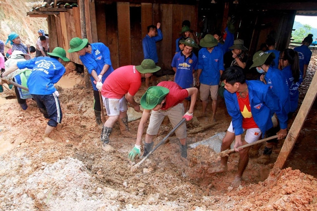 Đoàn tình nguyện của Thành đoàn Hà Nội giúp người dân huyện Bát Xát (Lào Cai) sửa chữa nhà cửa, làm đường giao thông nông thôn.