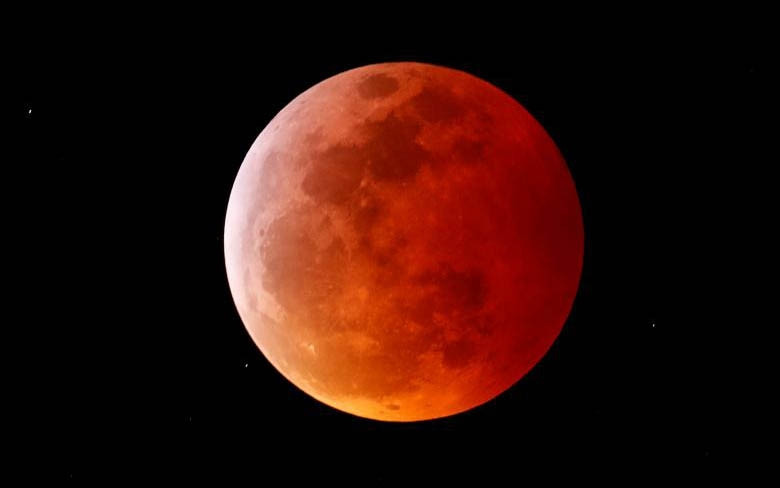 Trăng máu được nhìn từ Encinitas, California, ngày 20-1 (ảnh: Reuters/Mike Blake)