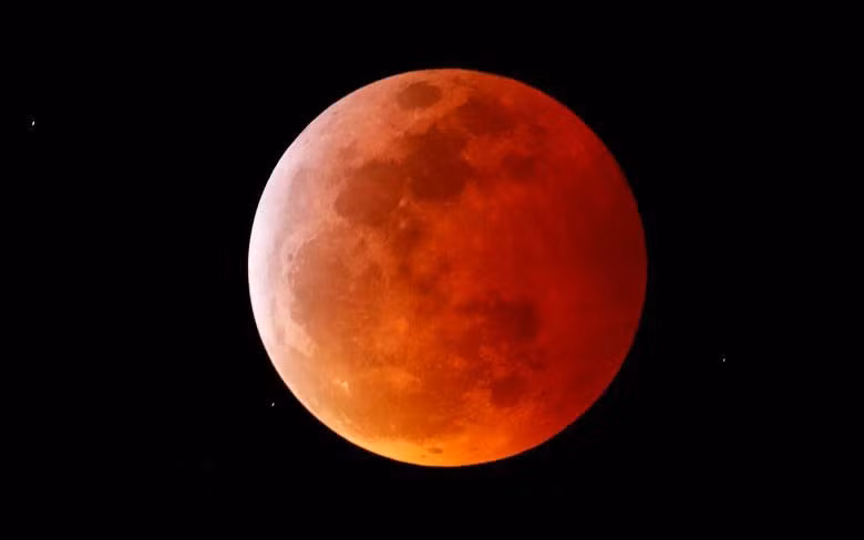 Trăng máu được nhìn từ Encinitas, California, ngày 20-1 (ảnh: Reuters/Mike Blake)