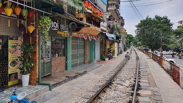 Hàng loạt hộ kinh doanh phải đóng cửa để bảo đảm an toàn.